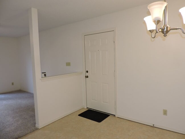 Building Photo - Convenient to schools, beaches, & shopping
