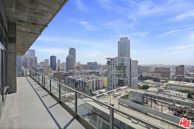 Building Photo - 1100 S Hope St