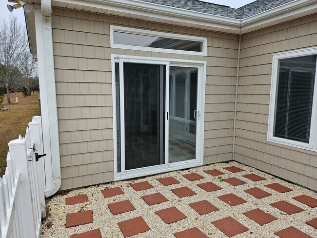 Building Photo - Southport - 3bedroom, 2 bath Townhouse