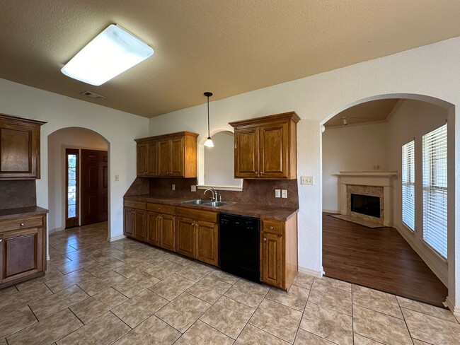 Building Photo - * Move-In Special * Beautiful 4 Bed / 2 Bath Home in Fort Smith