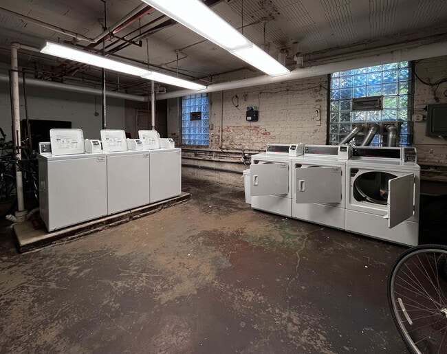 Building Photo - 1127 W Farwell Ave