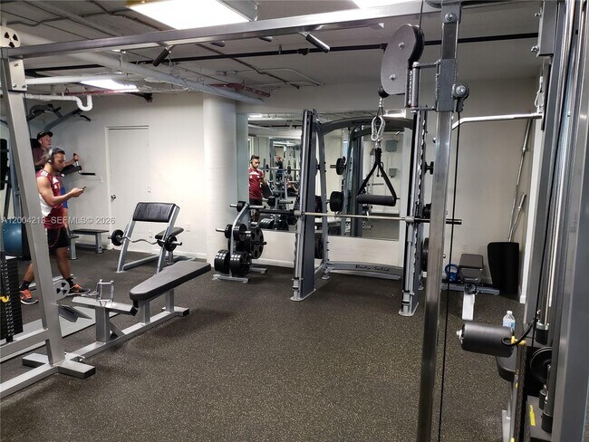 Building Photo - 801 Brickell Bay Dr