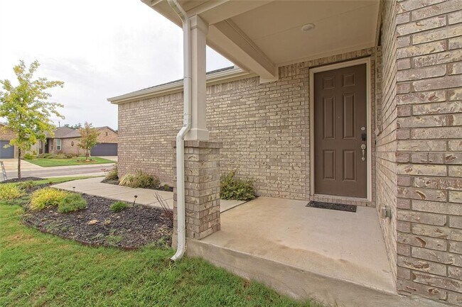 Building Photo - 608 Benton Ln