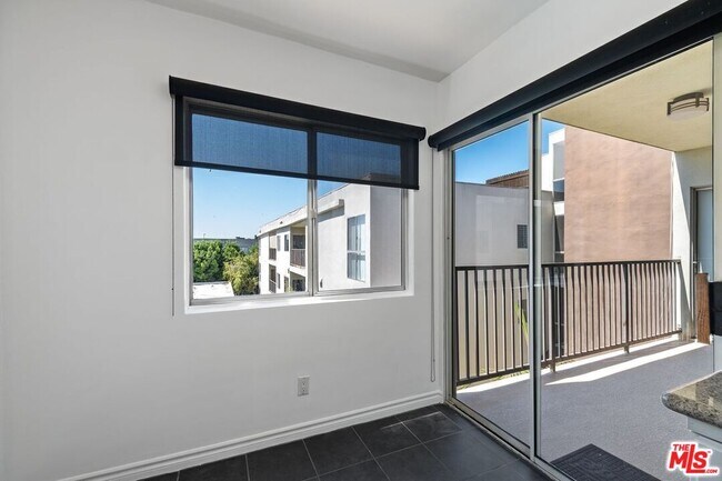 Building Photo - 949 Kings Rd