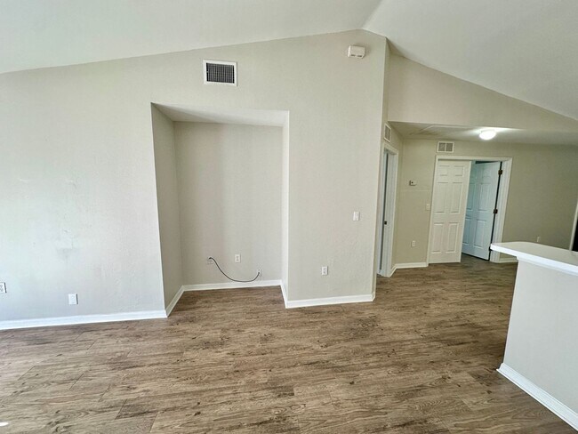 Building Photo - 2 Bedroom + Den, 2 Bath Duplex!