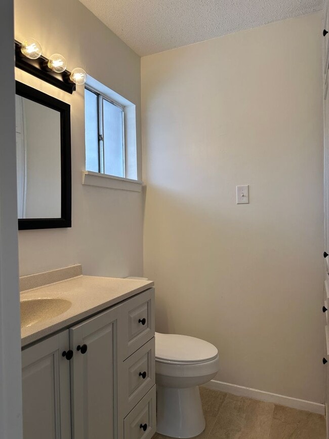 Building Photo - Renovated Portland Home