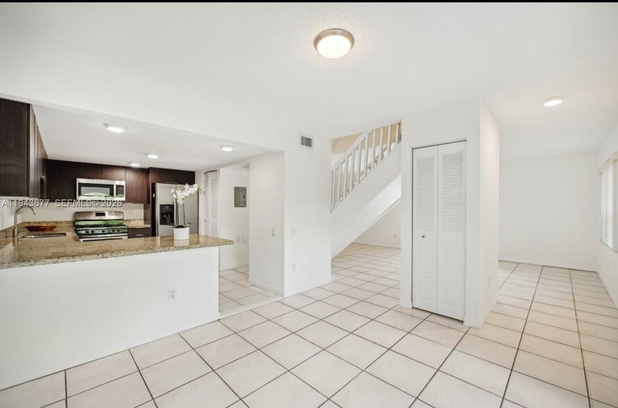 Building Photo - 7024 SW 114th Pl