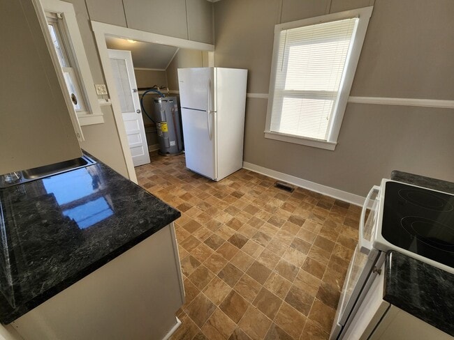 Building Photo - Nicely Remodeled 2BR/1BA near Blue Turtle ...