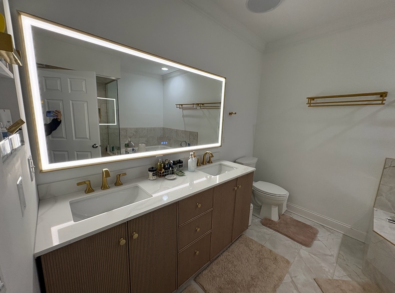 Building Photo - 453 N May St