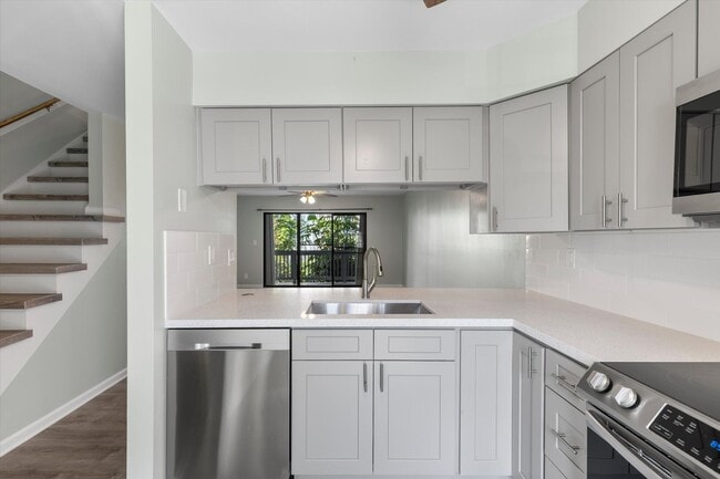 Building Photo - Spacious 3 Bedroom Townhome Available Now!