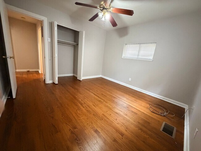 Building Photo - 3107 Alameda Dr