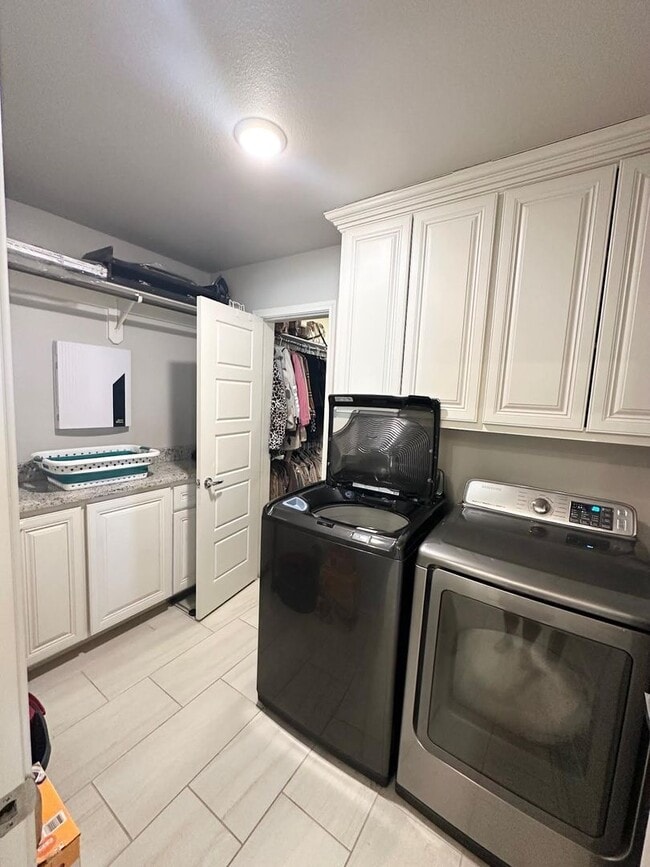 Building Photo - 4 Bedroom 2 Bathroom Property Ready to Rent!