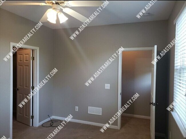 Building Photo - Spacious Remodeled 2 Bed/2 Bath in Lawrenc...