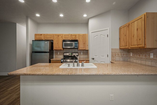 Building Photo - 3 bed 2.5 bath Townhome