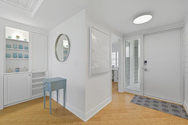 Building Photo - Naples Continental - Condo on the beach!!