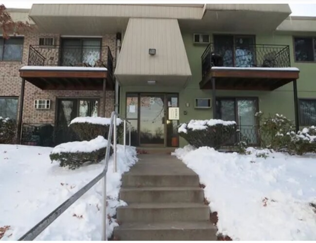 Building Photo - 5 Strawberry Bank Rd