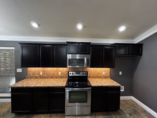 Building Photo - Stunning Spacious Home in Lovely Neighborhood!