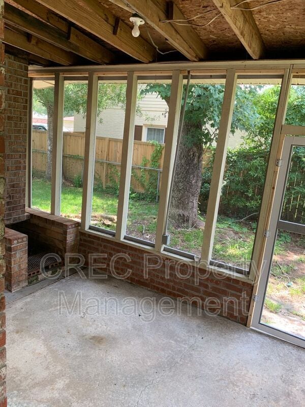 Building Photo - 205 Pinewood Dr