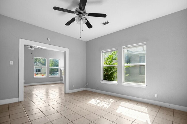Building Photo - Available Now! Charming 2 Bed / 2 Bath Craftsman Home Near Downtown Waco