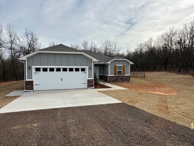 Building Photo - Beautiful 3 bedroom, 2 bathroom on 1.46 ac...