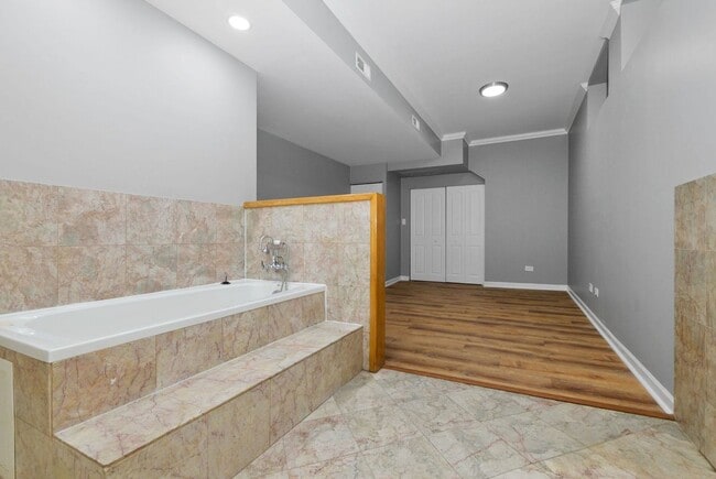 Building Photo - Duplex Two Bedroom Unit Available in South Shore