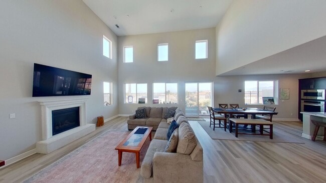 Building Photo - AMAZING 3+ bed, 2.5-bath Executive Home in Rice Ranch Community!