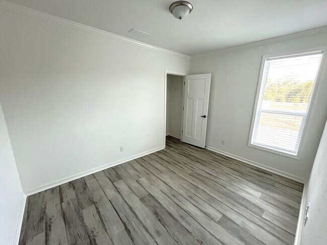 Building Photo - 1005 American Ln