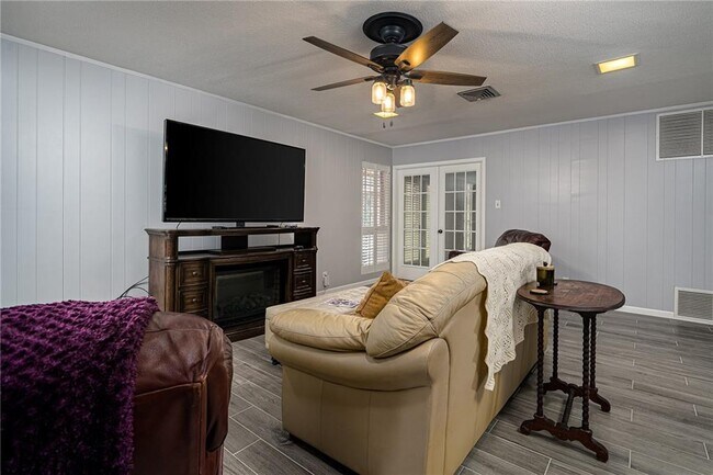 Building Photo - 337 Poenisch Dr