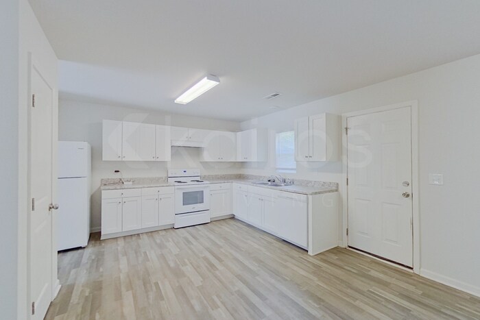 Building Photo - 137 Shamrock Dr SW