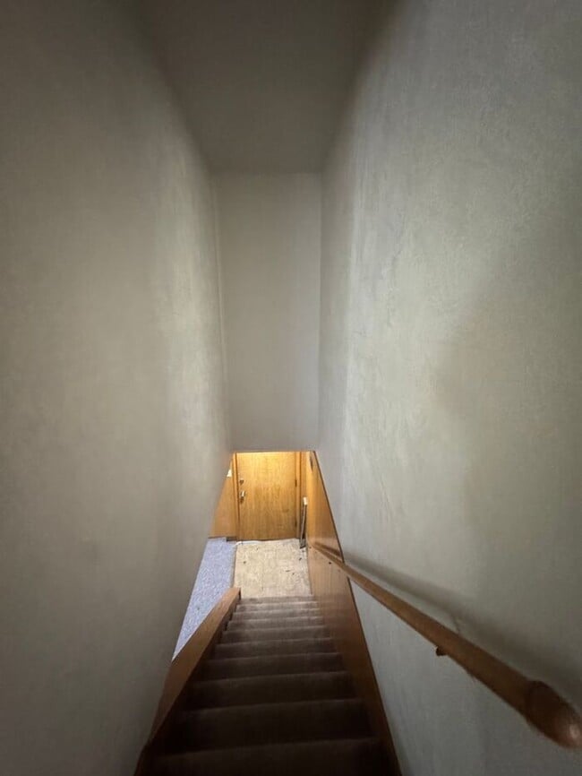 Building Photo - ***6 OR 12 MONTH  LEASE OPTIONS***4BR 2BA Home w/ Central Air • Porch • Great Location in Indepen...