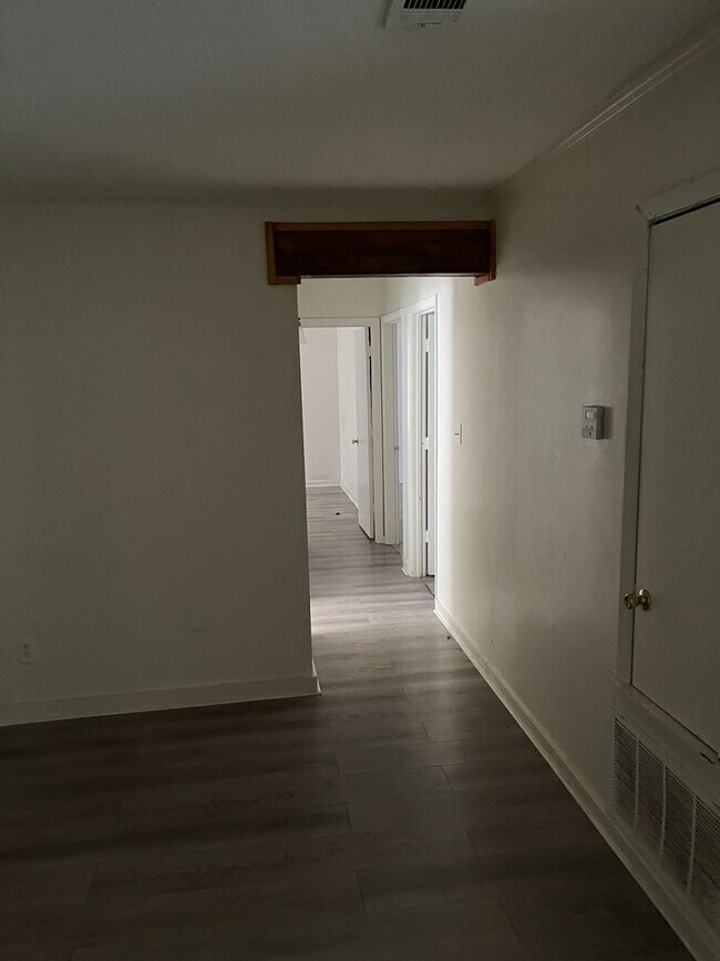 Building Photo - 3 Bedroom 1 Bath