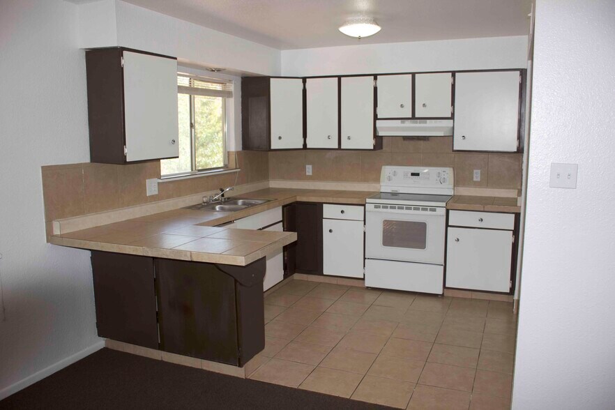 Kitchen - 21 Douglas Ln