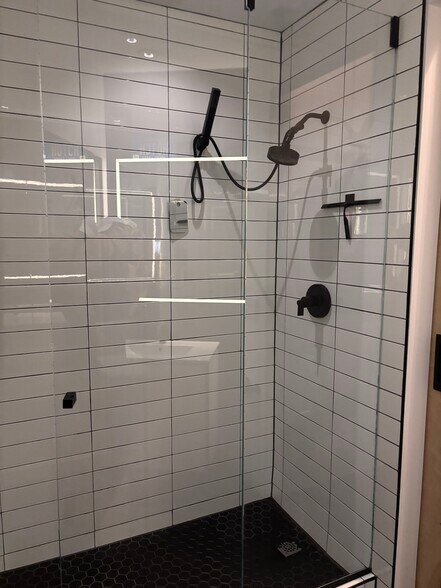 Master Bathroom - 3323 N Paulina St