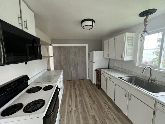 Building Photo - Well Maintained, 2-Bedroom, 1-Bath Home Cl...