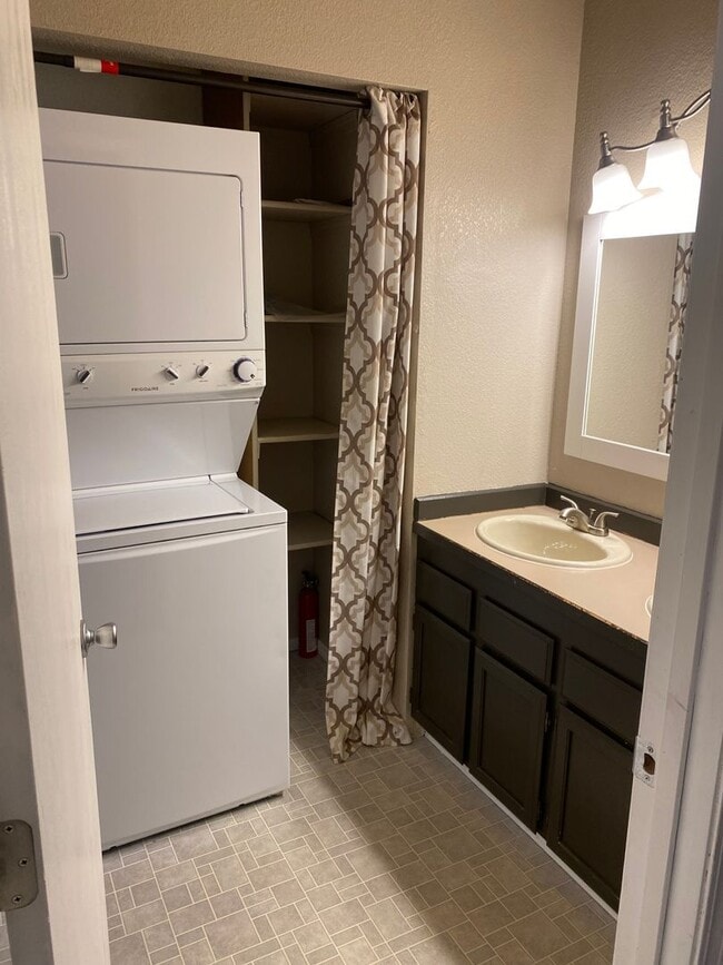 Building Photo - Stunning 2 Bed / 1.5 Bath East Anchorage T...