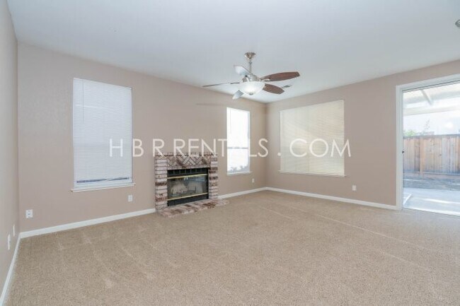 Building Photo - Move in Ready Beautiful 4 Bed Home in Tracy - Full Bed/Bath on 1st floor