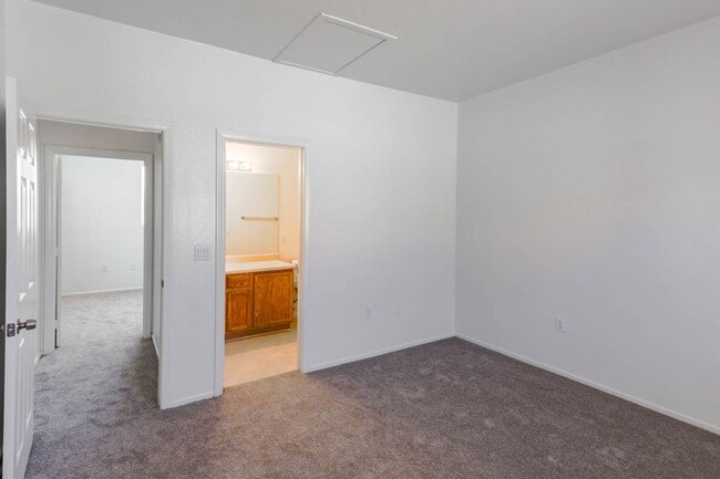 Building Photo - 4 Bed and 4 Bath Townhome In Gated North Las Vegas Community