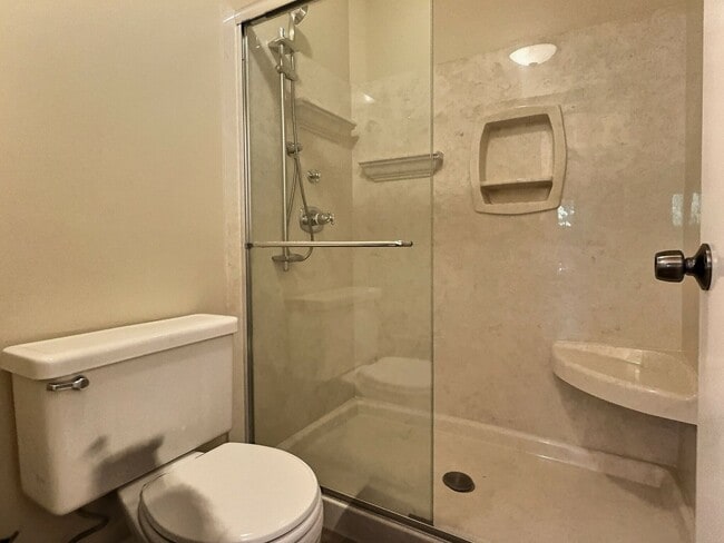 Building Photo - 3 BD/2 BA Gorgeous Pet-Friendly Home in Fa...