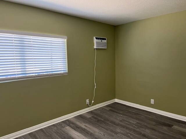 Building Photo - 1109 E La Deney Ct