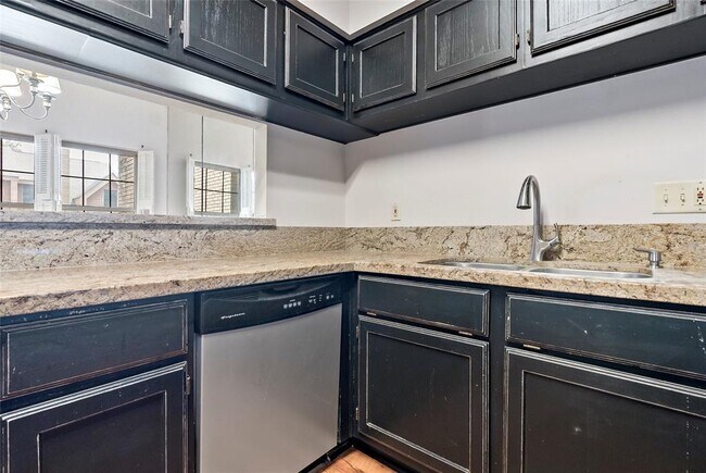 Building Photo - 3122 Camelot Dr