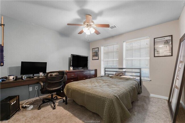 Building Photo - LOCATION!! LOCATION!! Walking Distance to ...