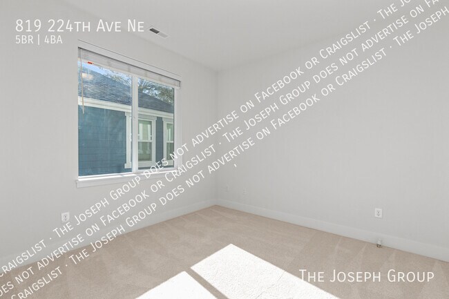 Building Photo - 819 224th Ave NE