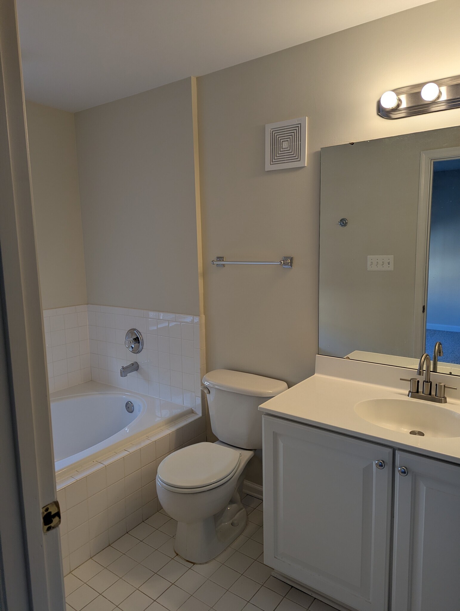 Building Photo - 2724 Manhattan Pl