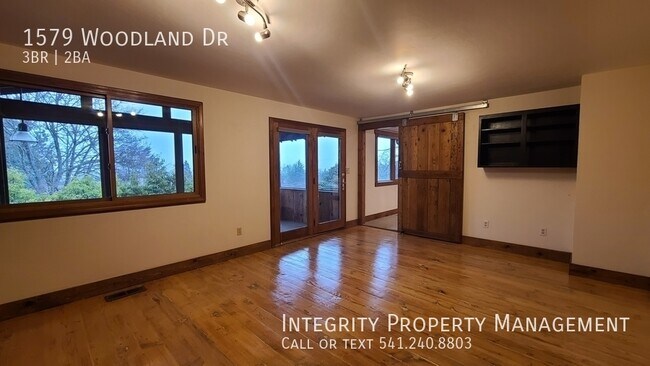 Building Photo - 1579 Woodland Dr