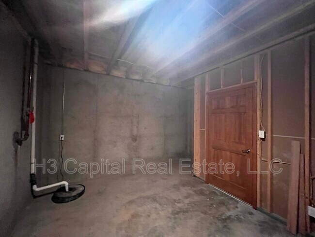 Building Photo - 810 South Moreland Rd