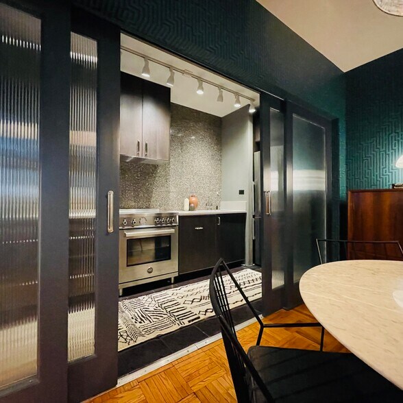 Kitchen with high end Italian appliances - 5048 N Marine Dr