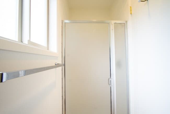 Building Photo - Spacious Top Flr 2Bdr Flat, W/D Hk-Up, D/W...