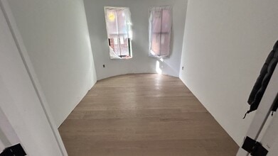 Building Photo - Charming 5 Bedroom -No Broker Fee