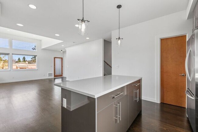 Building Photo - Stunning Modern Air-Conditioned in Coveted...