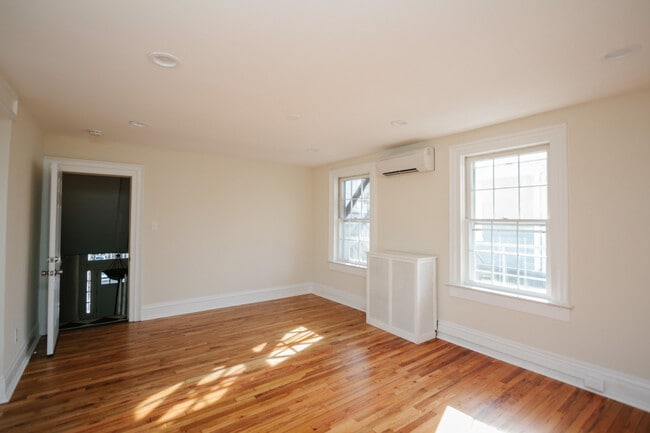 Building Photo - 319 Radcliffe St